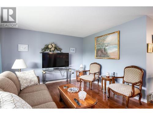 2824 Lower Glenrosa Road, West Kelowna, BC - Indoor Photo Showing Living Room