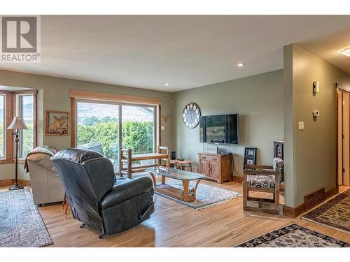 7800 Howe Drive, Coldstream, BC - Indoor Photo Showing Living Room