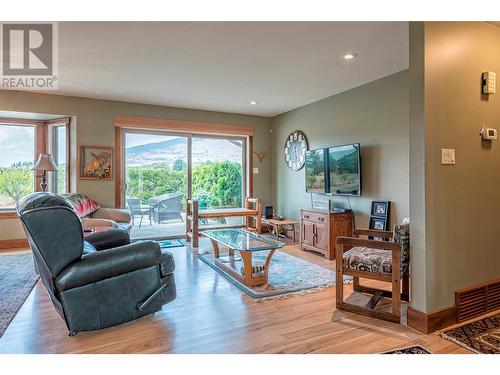 7800 Howe Drive, Coldstream, BC - Indoor Photo Showing Living Room