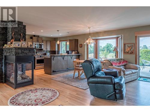 7800 Howe Drive, Coldstream, BC - Indoor Photo Showing Living Room