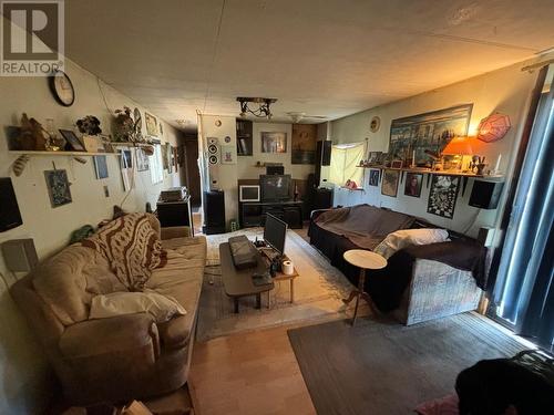 300 Cameron Avenue, Grand Forks, BC - Indoor Photo Showing Living Room