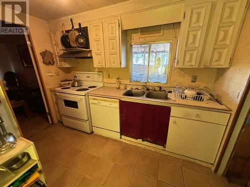 300 Cameron Avenue, Grand Forks, BC - Indoor Photo Showing Kitchen With Double Sink