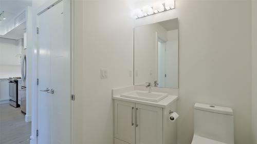 209-4380 Lakeshore Road, Kelowna, BC - Indoor Photo Showing Bathroom