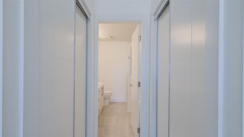 209-4380 Lakeshore Road, Kelowna, BC - Indoor Photo Showing Bathroom