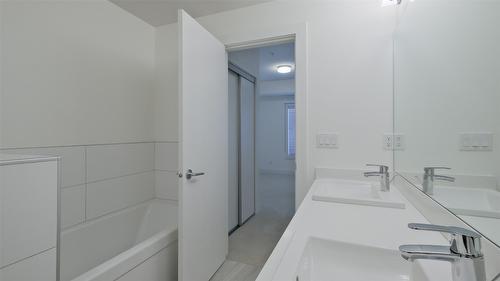 209-4380 Lakeshore Road, Kelowna, BC - Indoor Photo Showing Bathroom