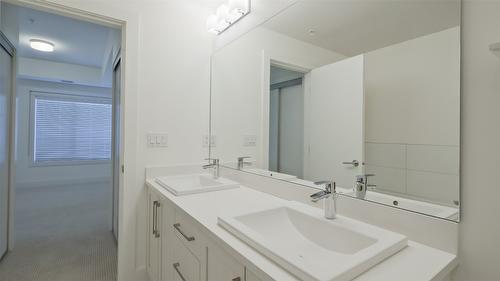 209-4380 Lakeshore Road, Kelowna, BC - Indoor Photo Showing Bathroom