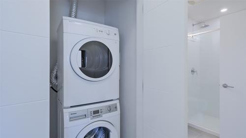 209-4380 Lakeshore Road, Kelowna, BC - Indoor Photo Showing Laundry Room