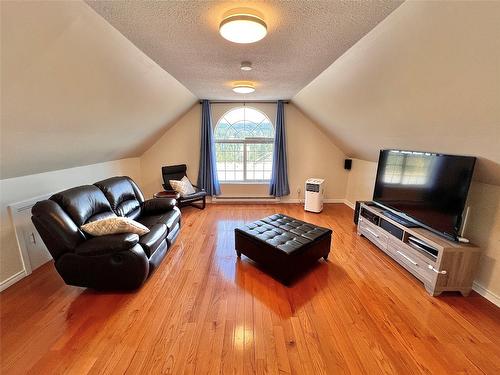 519 Mayne Avenue, Princeton, BC - Indoor Photo Showing Living Room