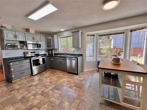 519 Mayne Avenue, Princeton, BC - Indoor Photo Showing Kitchen