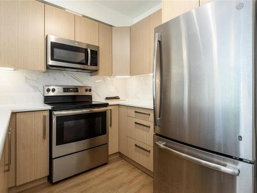 105-3070 Kilpatrick Ave, Courtenay, BC - Indoor Photo Showing Kitchen With Stainless Steel Kitchen With Upgraded Kitchen