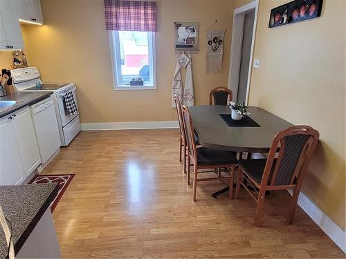 Swan River, Manitoba - Indoor Photo Showing Kitchen