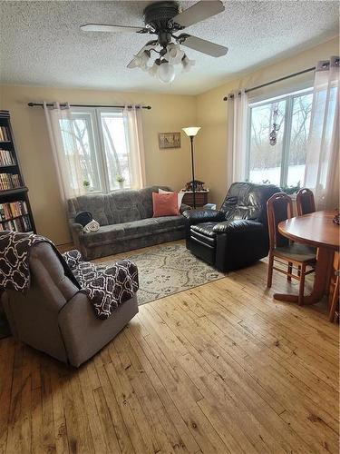 Swan River, Manitoba - Indoor Photo Showing Living Room