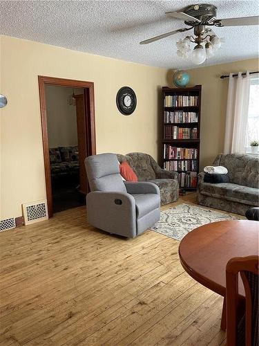 Swan River, Manitoba - Indoor Photo Showing Living Room