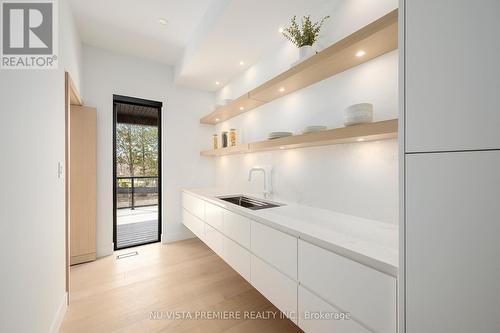 365 Manhattan Drive, London, ON - Indoor Photo Showing Kitchen With Upgraded Kitchen