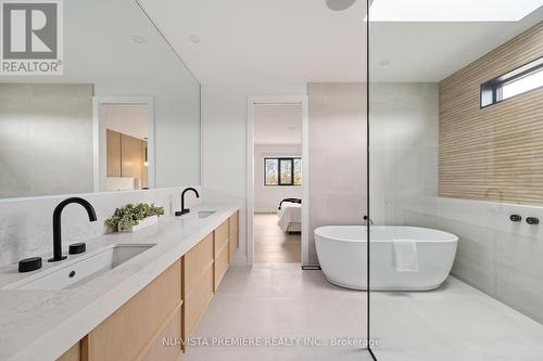 365 Manhattan Drive, London, ON - Indoor Photo Showing Bathroom