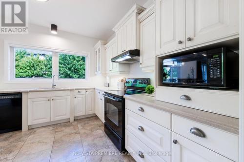 1750 Tigerlily Road, London, ON - Indoor Photo Showing Kitchen