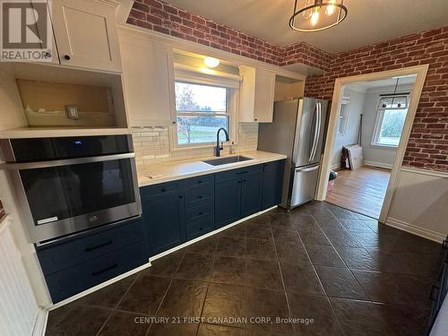 21528 Richmond Street N, London, ON - Indoor Photo Showing Kitchen