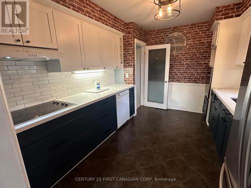 21528 Richmond Street N, London, ON - Indoor Photo Showing Kitchen