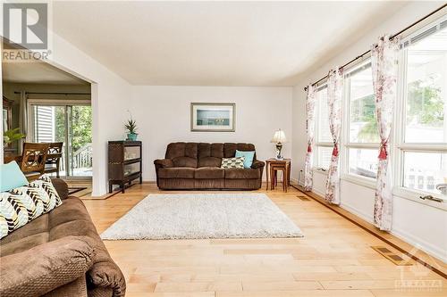 211 Park Avenue, Carleton Place, ON - Indoor Photo Showing Living Room