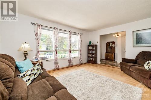 211 Park Avenue, Carleton Place, ON - Indoor Photo Showing Living Room