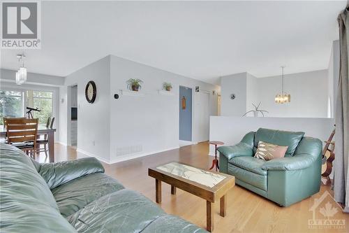 8736 Purdy Road, Ottawa, ON - Indoor Photo Showing Living Room