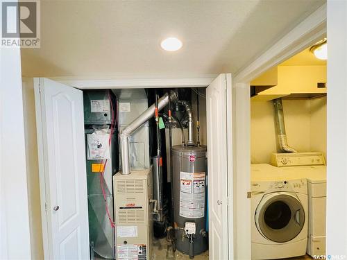 1262 Wessex Place, Regina, SK - Indoor Photo Showing Laundry Room