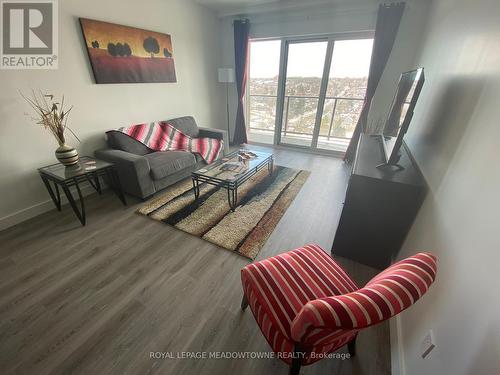 1512 - 15 Glebe Street, Cambridge, ON - Indoor Photo Showing Living Room