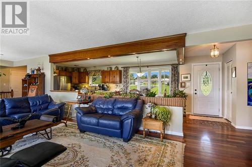 1833 County Road 2 Road, Johnstown, ON - Indoor Photo Showing Living Room