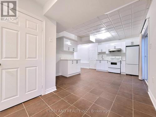 221 Knapton Drive, Newmarket, ON - Indoor Photo Showing Kitchen