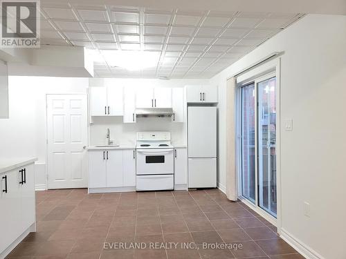 221 Knapton Drive, Newmarket, ON - Indoor Photo Showing Kitchen