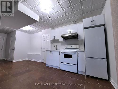 221 Knapton Drive, Newmarket, ON - Indoor Photo Showing Kitchen