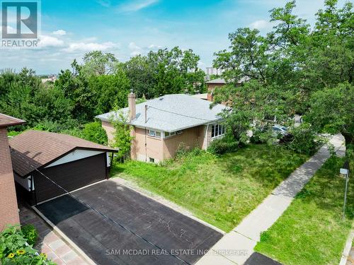 34 Highview Avenue, Toronto (Downsview-Roding-Cfb), ON 