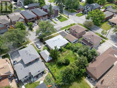 34 Highview Avenue, Toronto (Downsview-Roding-Cfb), ON 