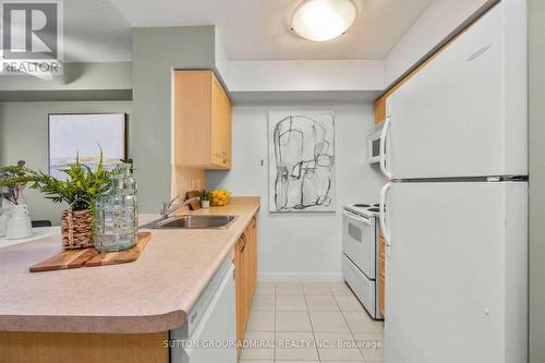 611 - 4978 Yonge Street, Toronto (Lansing-Westgate), ON - Indoor Photo Showing Kitchen