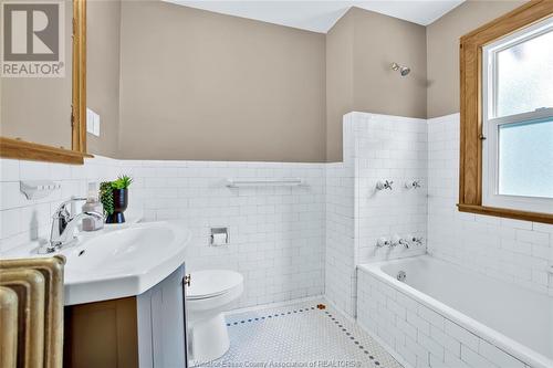 374 Detroit, Windsor, ON - Indoor Photo Showing Bathroom