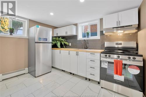 374 Detroit, Windsor, ON - Indoor Photo Showing Kitchen