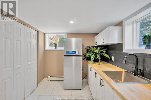 374 Detroit, Windsor, ON - Indoor Photo Showing Kitchen