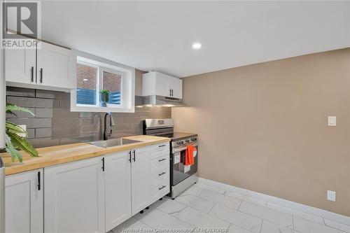 374 Detroit, Windsor, ON - Indoor Photo Showing Kitchen