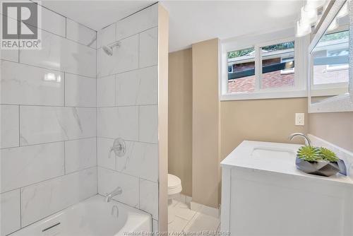 374 Detroit, Windsor, ON - Indoor Photo Showing Bathroom