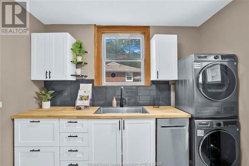 374 Detroit, Windsor, ON - Indoor Photo Showing Laundry Room