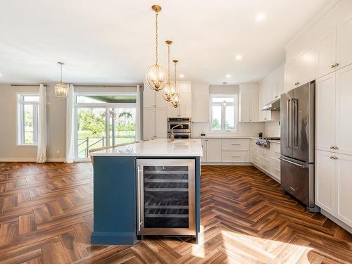 Cuisine - 2537 Boul. Perrot, Notre-Dame-De-L'Île-Perrot, QC - Indoor Photo Showing Kitchen With Upgraded Kitchen