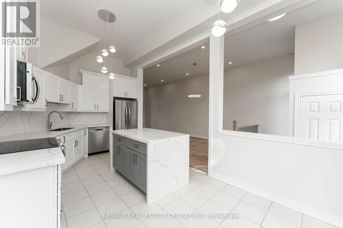 5823 Tenth Line W, Mississauga (Churchill Meadows), ON - Indoor Photo Showing Kitchen With Upgraded Kitchen