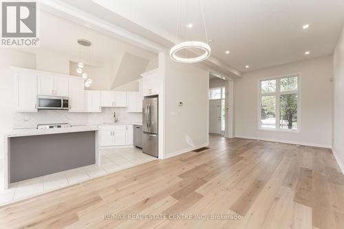 5823 Tenth Line W, Mississauga (Churchill Meadows), ON - Indoor Photo Showing Kitchen