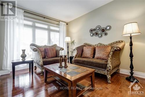 717 Lakebreeze Circle, Ottawa, ON - Indoor Photo Showing Living Room