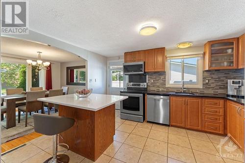 2114 Erinbrook Crescent, Ottawa, ON - Indoor Photo Showing Kitchen