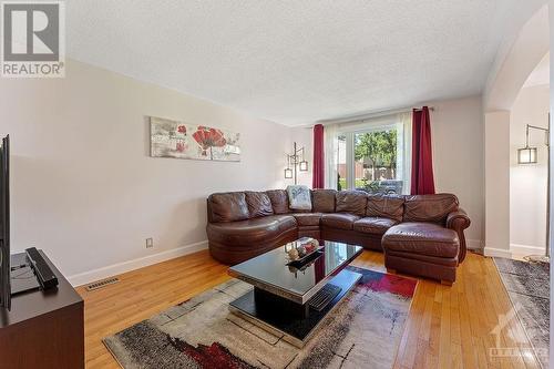 2114 Erinbrook Crescent, Ottawa, ON - Indoor Photo Showing Living Room