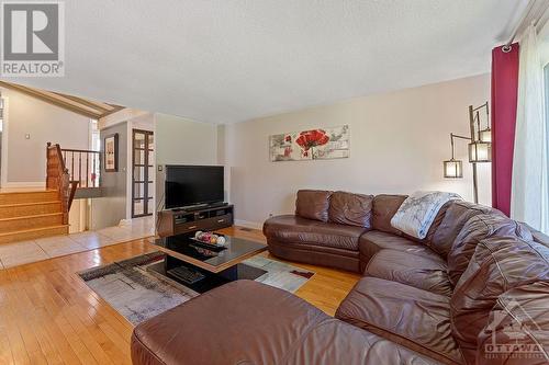 2114 Erinbrook Crescent, Ottawa, ON - Indoor Photo Showing Living Room