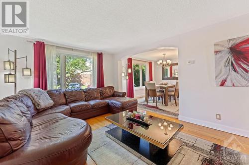 2114 Erinbrook Crescent, Ottawa, ON - Indoor Photo Showing Living Room