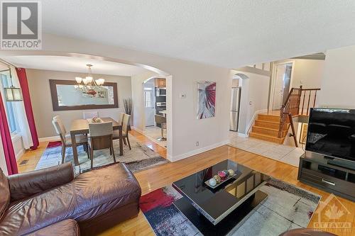 2114 Erinbrook Crescent, Ottawa, ON - Indoor Photo Showing Living Room