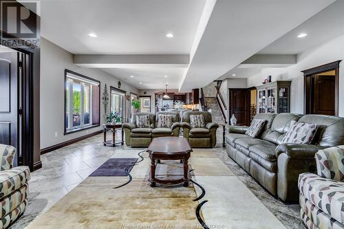 1821 Talbot Road, Kingsville, ON - Indoor Photo Showing Living Room